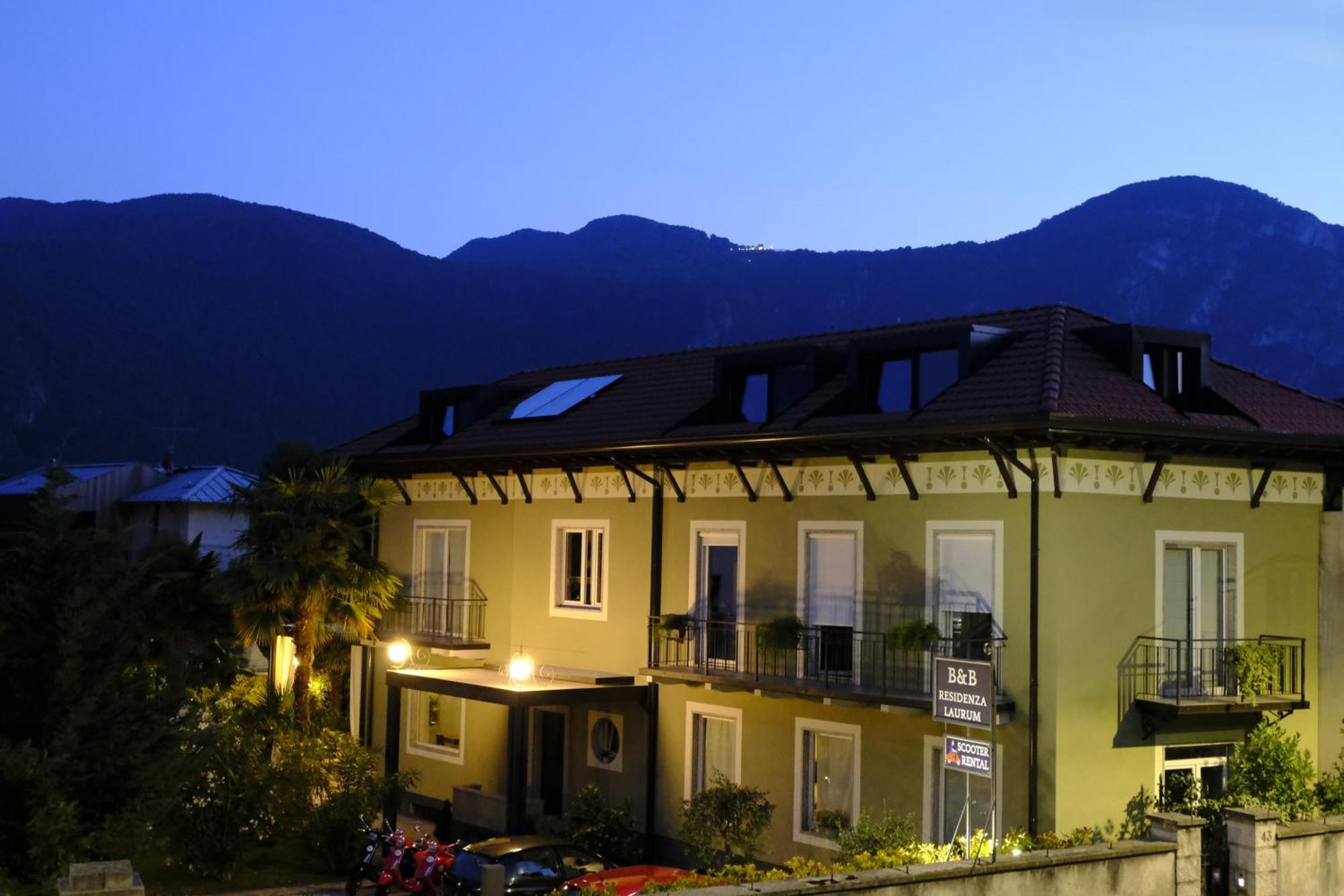 Residenza Laurum マンデッロ・デル・ラーリオ エクステリア 写真